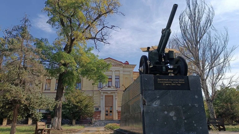У Херсоні росіяни пошкодили краєзнавчий музей та гаубицю часів Другої світової