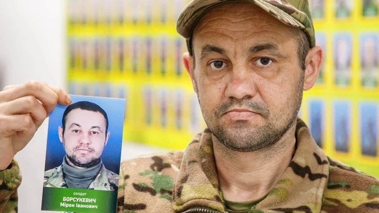 На Закарпатті прикордонник зняв своє фото з дошки зниклих і полонених після 2 років неволі