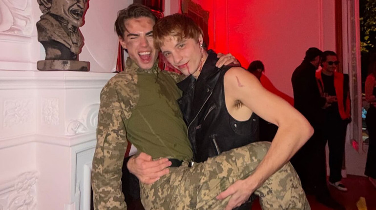 Піксель – не костюм: мережу обурив блогер, який одягнув військову форму на геловінську вечірку