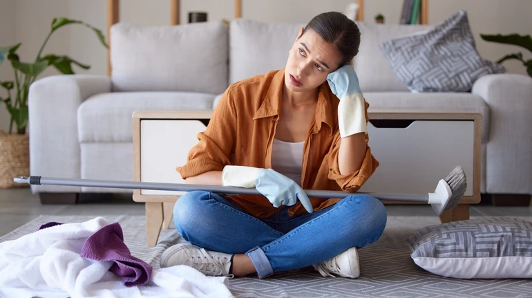 Неоплачувана хатня праця, яку частіше виконують жінки, погіршує сон і психічне здоров'я – вчені