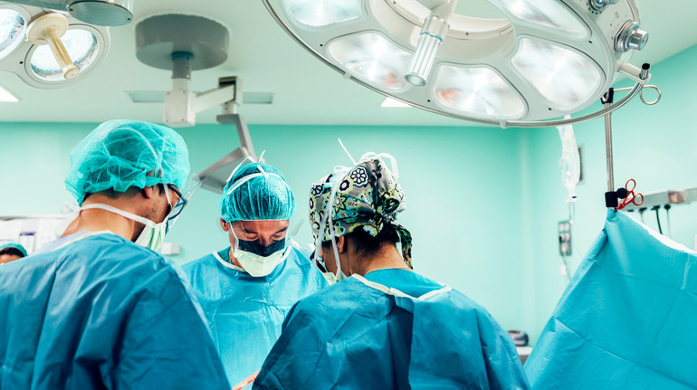 У Китаї чоловік прожив рекордні 171 день після трансплантації геномодифікованої печінки свині