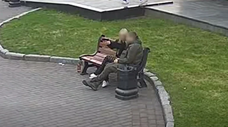 У Луцьку дівчина стріляла на площі, як у тирі: куля влучила у вікно тролейбуса