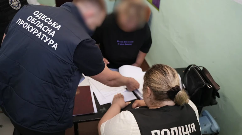 Знімали порнографію з 6-річним сином: на Одещині затримали матір і її співмешканця