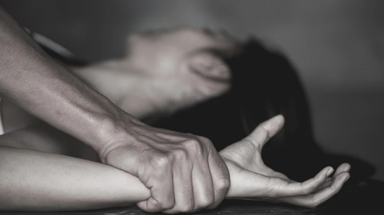 Домагався з 5-річного віку: на Хмельниччині суд виніс вирок батьку, який зґвалтував доньку