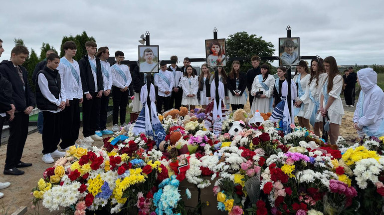 На Житомирщині випускники провели останній дзвоник на могилі загиблого однокласника