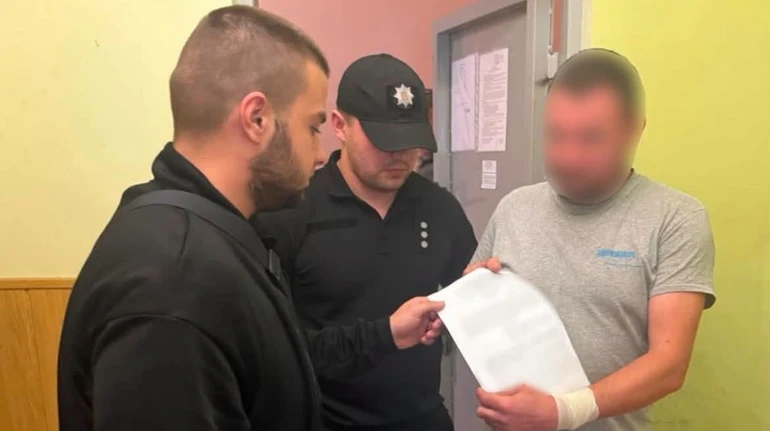 У Львові п’яний чоловік порізав собаку ножем і встромив у нього вила: тварина померла