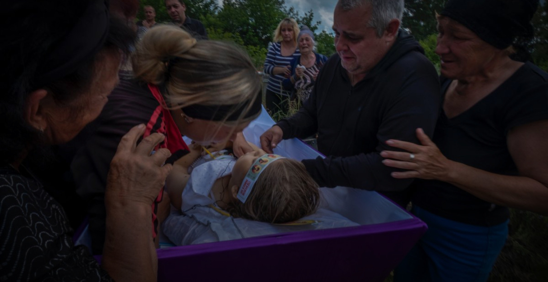 Дівчинка читала книжку, жінка поралася на городі: історії людей, які загинули в одну добу обстрілів на Харківщині