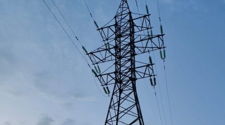 У Шостці підліток отримав тяжкі опіки, ймовірно, намагаючись зробити селфі на електроопорі