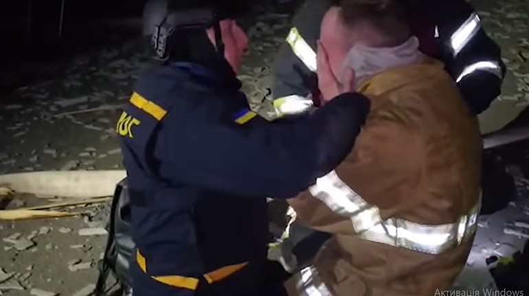 Рятувальник плаче на місці удару РФ: під час повторного обстрілу загинув його батько-вогнеборець