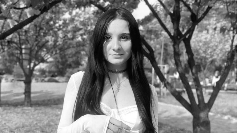 Назавжди залишиться промінчиком доброти: у Києві від російської атаки загинула 17-річна студентка