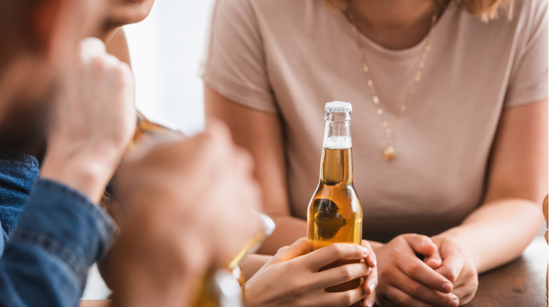 Маркетинг алкогольної продукції дедалі більше націлений на жінок – ВООЗ