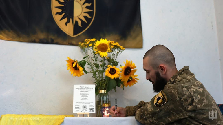 Для найсміливіших із нас: як українці накрили Стіл пам’яті у день вшанування полеглих