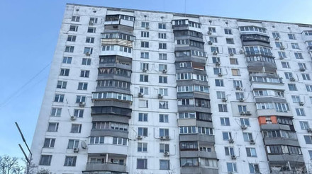 Замерзла вода розриває труби, у квартирах 2°C: в одній з багатоповерхівок Києва вже два тижні немає опалення