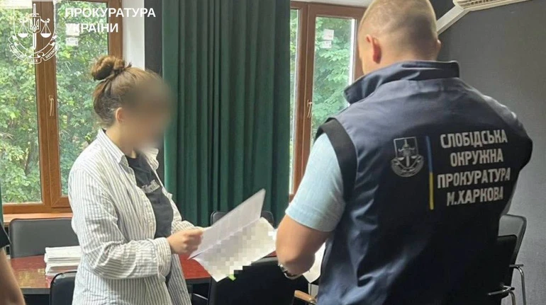 Переломи черепа, ребер та ніжки: на Харківщині матір підозрюють у систематичному побитті немовляти