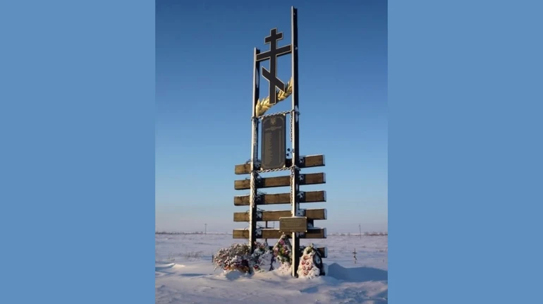 Росіяни знесли памʼятник жертвам ГУЛАГу з гербом України – побачили там нацистів