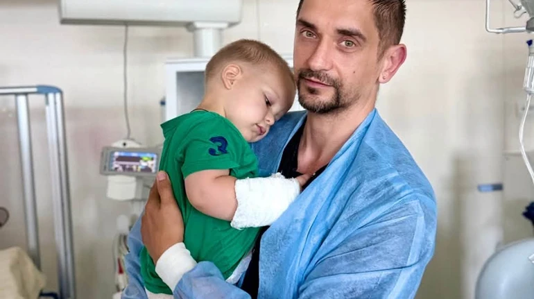 У Києві врятували 2-річного хлопчика, якого вкусила змія на подвірʼї