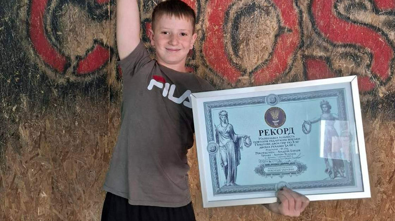 12-річний хлопець встановив рекорд зі штовхання гир: кожна з них важила по 8 кілограмів