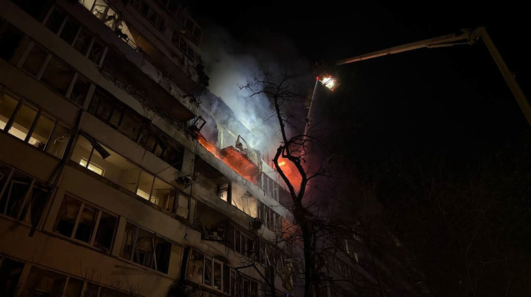 У Києві під час обстрілу жінку з дитиною не впускали в укриття: за справу взялася поліція