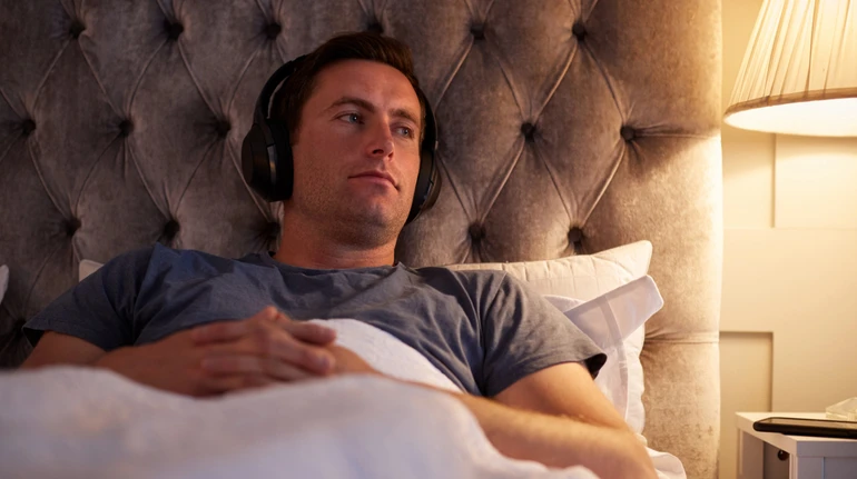 Чи можна спати з навушниками? Лікарі кажуть, що є нюанси