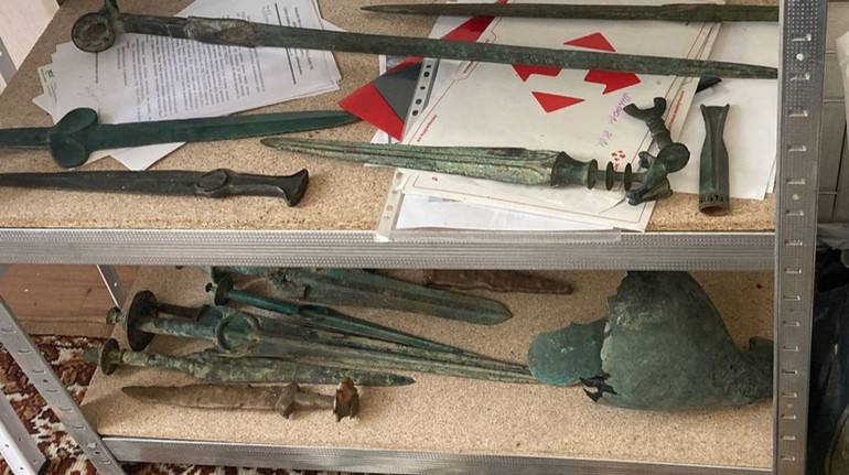 Колишній нардеп, у якого виявили понад 7 тисяч археологічних знахідок, передає їх музею