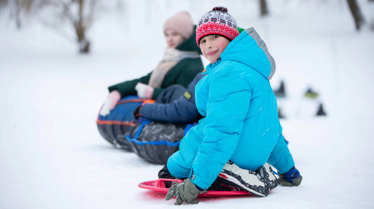 У Львові чоловік напав на 11-річного школяра на крижаній гірці: у справу втрутилася поліція