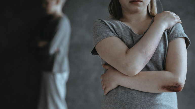 Змусила 2 доби стояти навколішки на гречці: на Полтавщині опікунка катувала своїх молодших сестер