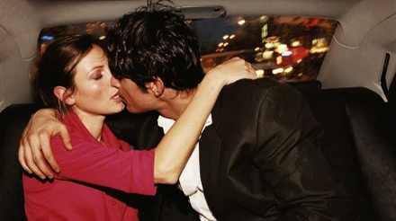 Від бомбардування любов'ю до покарання холодом. Як розпізнати нарциса у стосунках і в ліжку