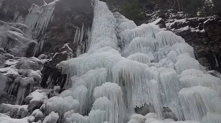 Скувала суцільна крига: у Карпатах повністю замерз один з найвищих водоспадів