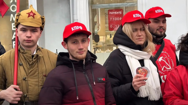 Сталінтинки й ленінтинки: в окупованому Луганську комуністи роздавали валентинки з диктаторами