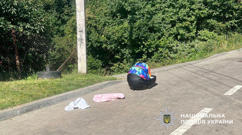 У Львові чоловік поставив люльку з немовлям на дах автівки і поїхав: дитина отримала травми