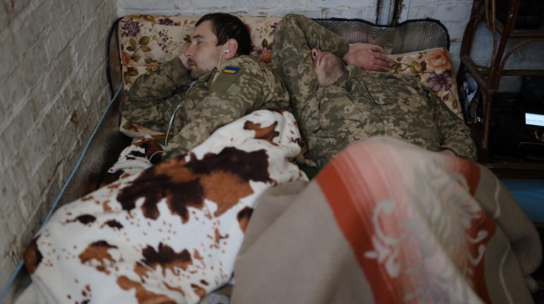 Where soldiers fall asleep: photographer Vyacheslav Ratynsky revealed the history of the creation of the Sleep exhibition