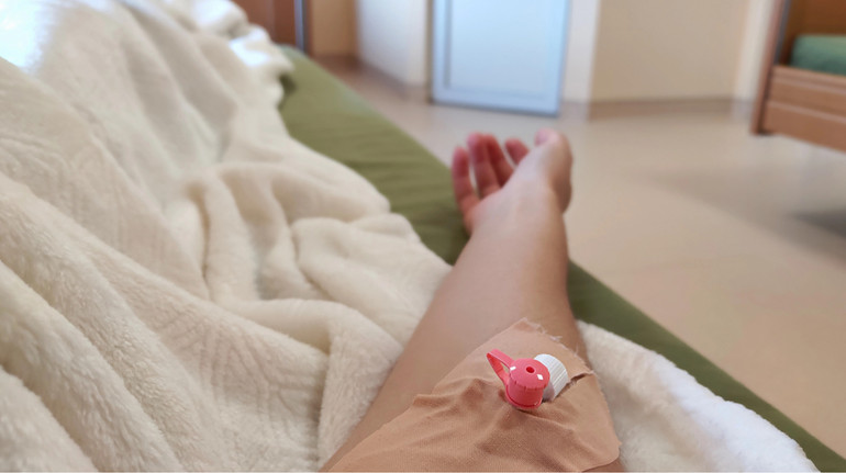 Прив’язували та били: у Житомирі розслідують знущання з 17-річної пацієнтки в дитячій лікарні