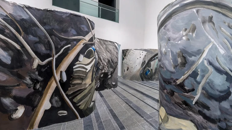 На столичному вокзалі представили інсталяцію Лесі Хоменко, створену на основі відео з траншеї