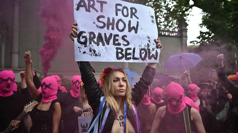 FEMEN та Pussy Riot провели акцію протесту біля російського павільйону на бієнале