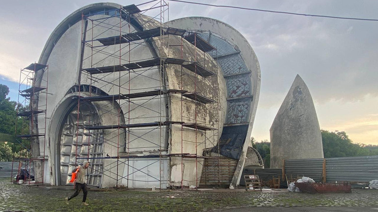 На Байковому кладовищі почалася реставрація Київського крематорію