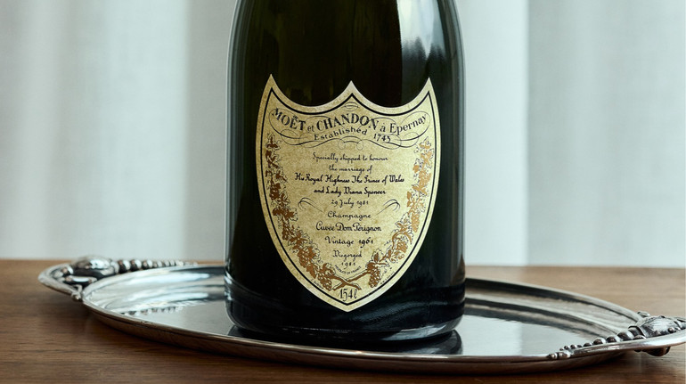 У Данії провалився аукціон, на якому хотіли продати ігристе з весілля короля Чарльза і принцеси Діани