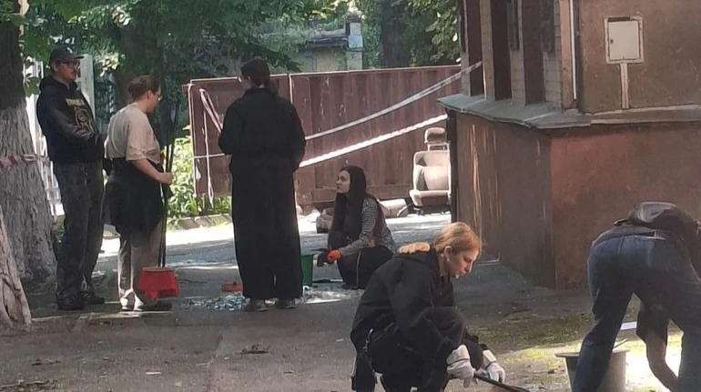 У Києві провели толоку на пошкодженій російським обстрілом кіностудії Довженка
