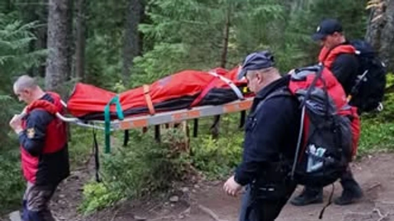 На горі Хом'як помер турист: рятувальники транспортували його тіло і передали поліції
