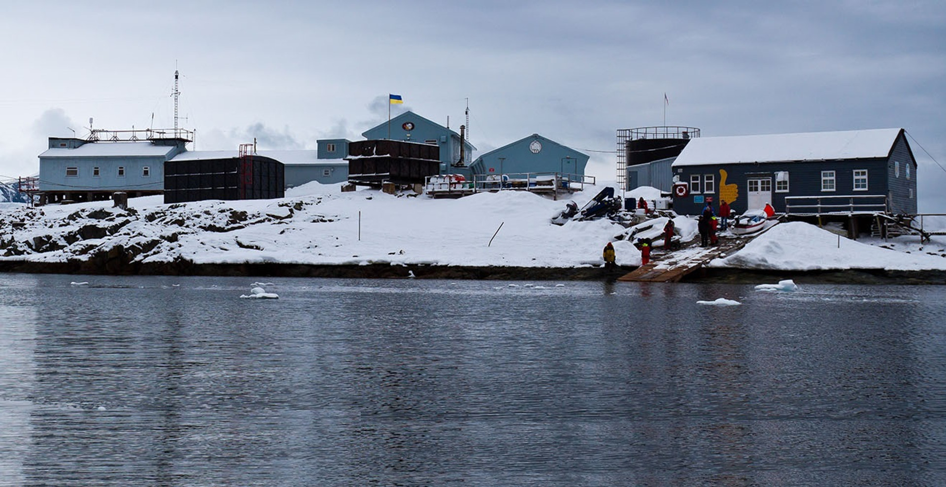 Жовто-синім по білому: 25 років антарктичній станції Академік Вернадський у світлинах і спогадах