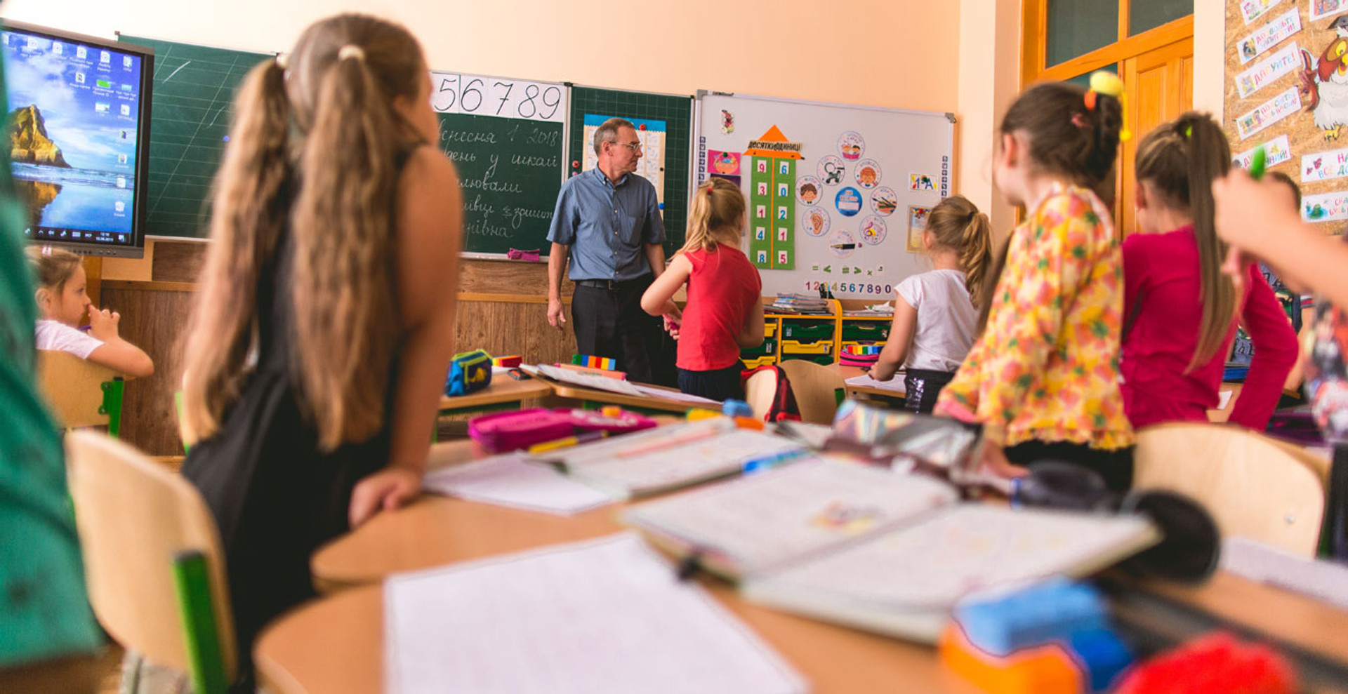 Школа, в яку тягнуться діти: тут є сучасний стадіон, сонячні батареї та відеоспостереження