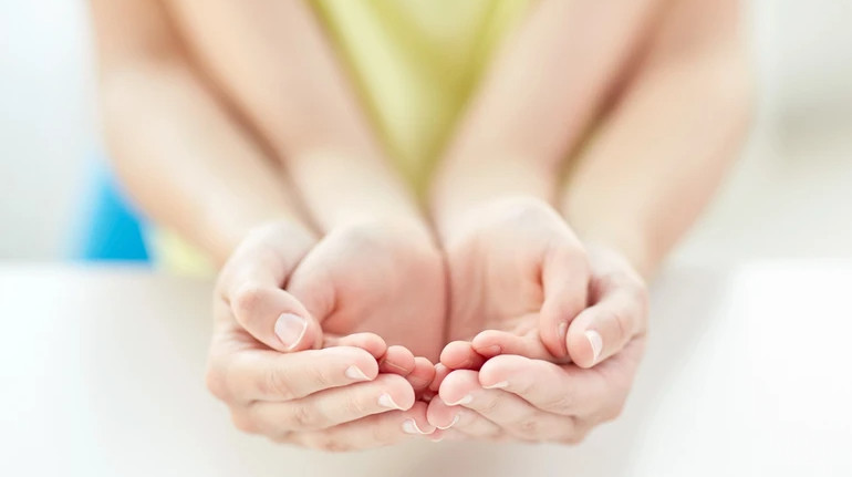 Чи можна взяти під опіку дітей із притулків, яких через війну евакуювали за кордон: пояснення