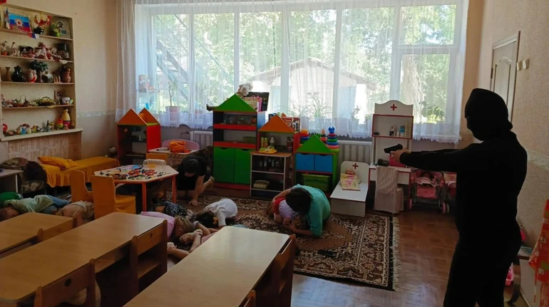 Брали в заручники й наставляли зброю: як у садках і школах Росії дітей готували до терактів