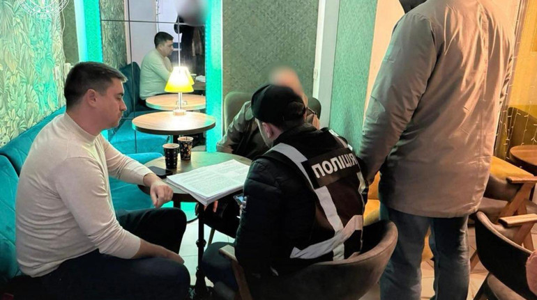 Обіцяли зробити лазерну зброю проти дронів: шахраї ошукали американця в ЗСУ на 3,2 млн грн