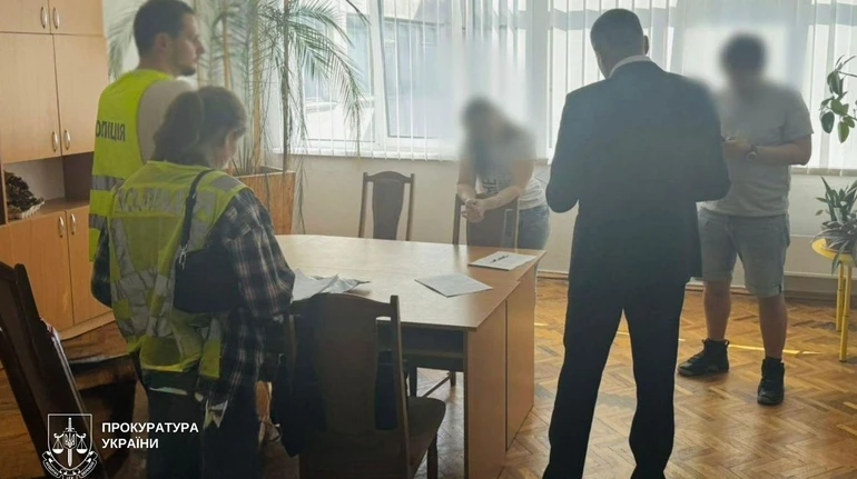 Бухгалтерка ліцею в Києві нарахувала собі зайвих 7,9 млн грн виплат: судитимуть директорку