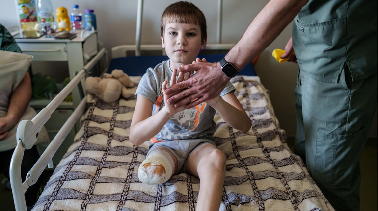 Тримав відірвану ногу, аби не стекти кровʼю: історія порятунку 11-річного хлопчика з Харківщини