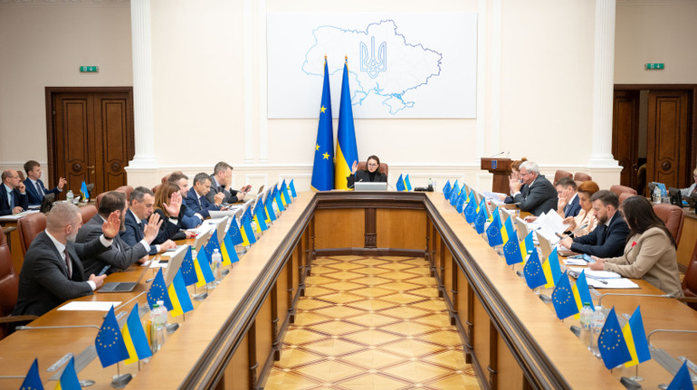 Уряд підвищив виплати прийомним батькам і батькам-вихователям: про які суми йдеться