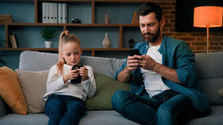 Довіра замість тотального контролю: як батькам вижити в цифровому світі дітей