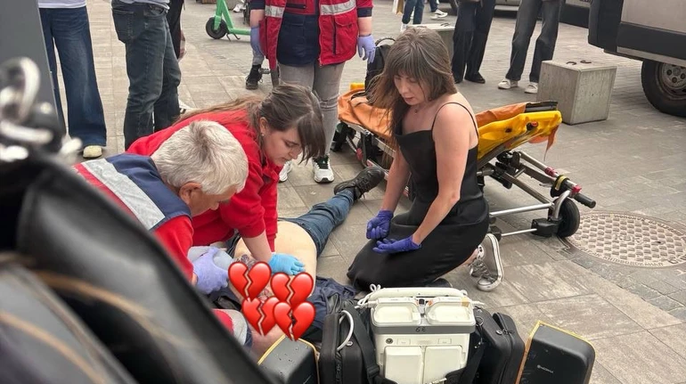 У Києві біля метро помер чоловік: у підземці не дозволяли брати дефібрилятор, щоб урятувати його