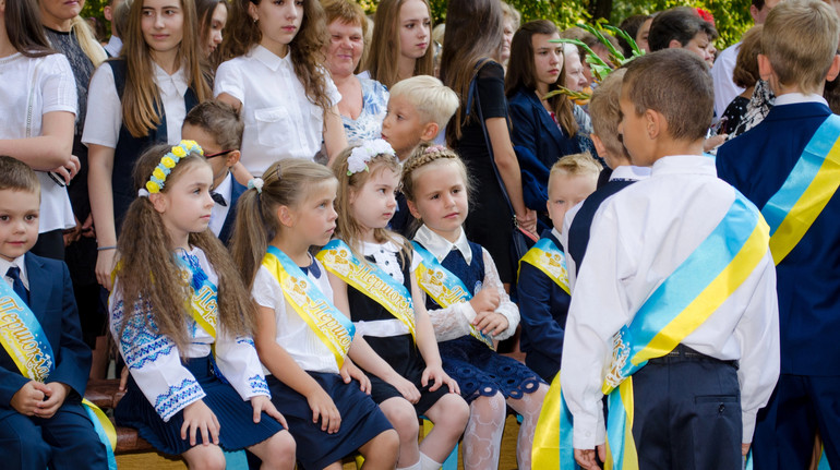 Може становити загрозу: омбудсмен закликав батьків і вчителів не поширювати фото дітей у соцмережах