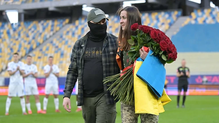 Пройшли Азовсталь і російський полон: захисник Маріуполя освідчився коханій бойовій медикині